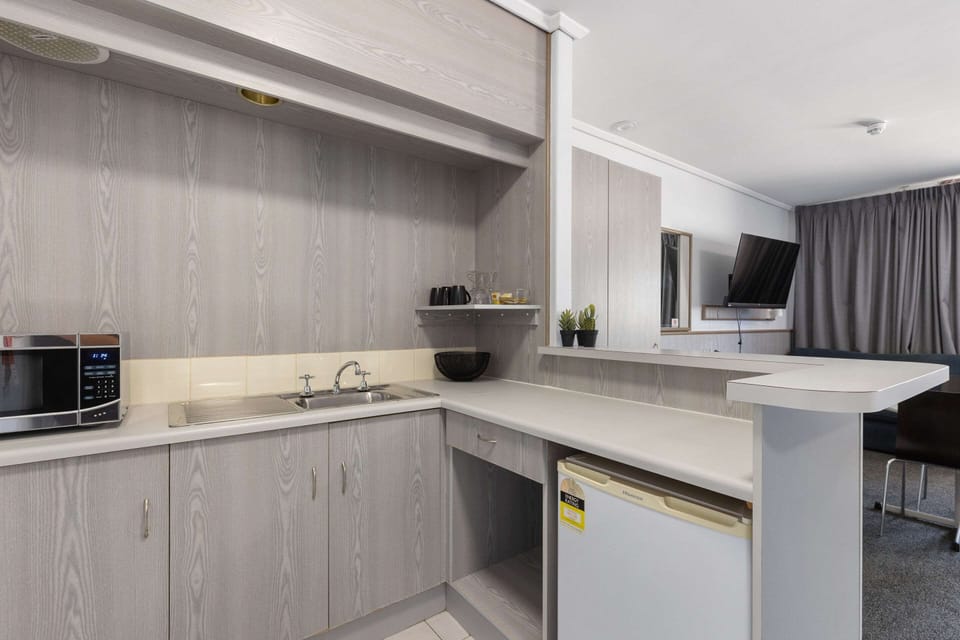Executive Room | Iron/ironing board, rollaway beds, free WiFi, bed sheets