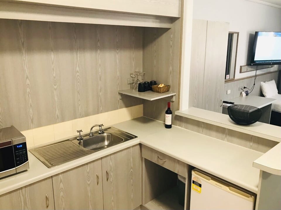 Executive Room | Private kitchen | Mini-fridge, electric kettle