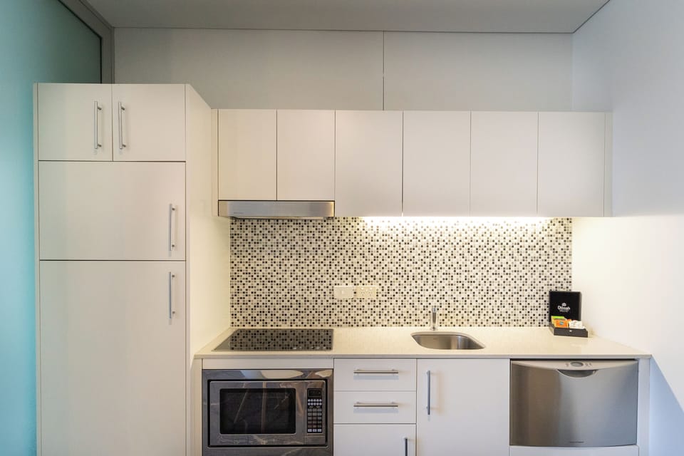 Deluxe King Suite | Private kitchen | Electric kettle, eco-friendly cleaning products