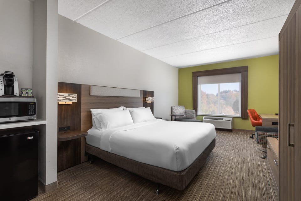 Standard Room, 1 King Bed | Premium bedding, pillowtop beds, desk, laptop workspace