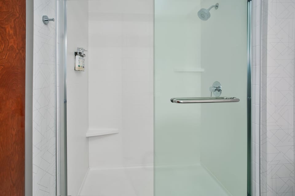 Combined shower/tub, free toiletries, hair dryer, towels