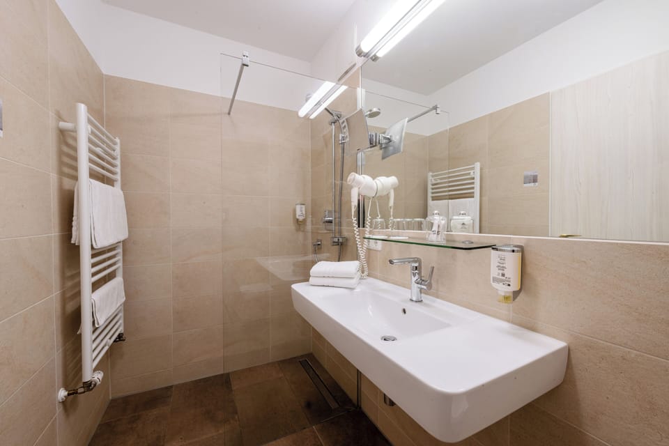Standard Double Room | Bathroom | Shower, hydromassage showerhead, hair dryer, towels