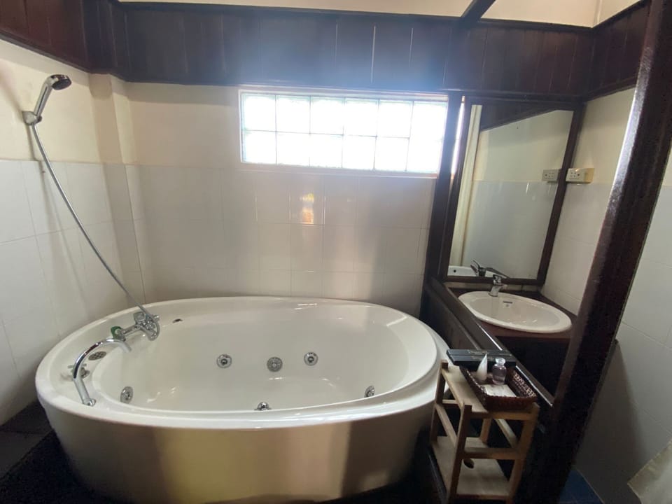 Deluxe Double Room Pool View | Bathroom | Free toiletries, hair dryer, slippers, bidet