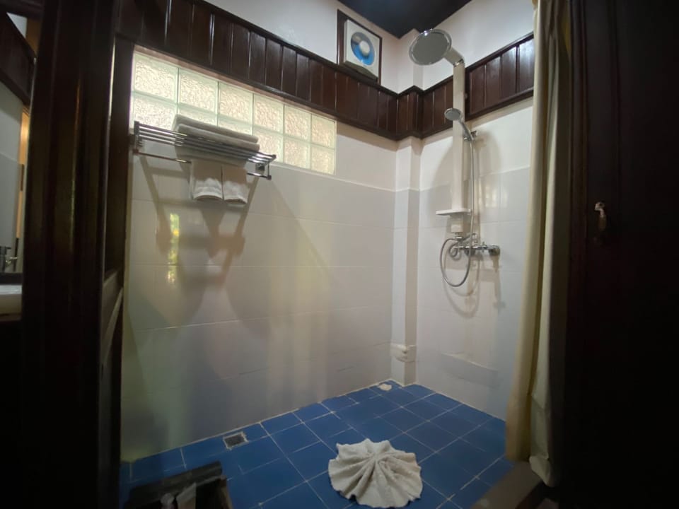 Deluxe Twin Room Pool View | Bathroom | Free toiletries, hair dryer, slippers, bidet
