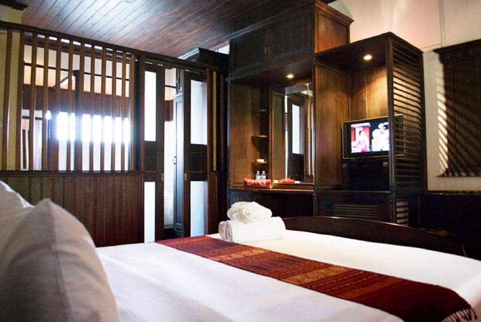 Deluxe Double Room Pool View | Minibar, in-room safe, individually decorated, desk