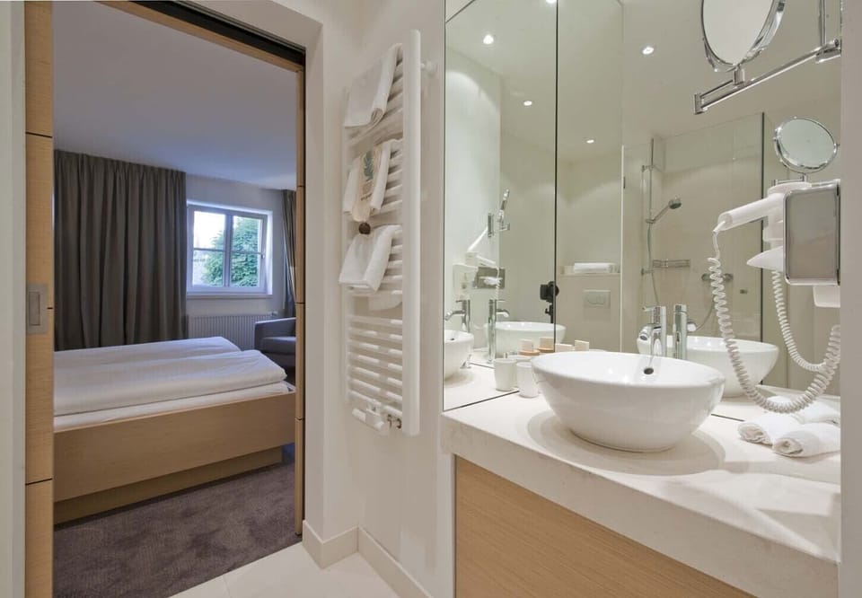 Business Double Room, 1 Queen Bed | Bathroom | Free toiletries, hair dryer, towels, soap