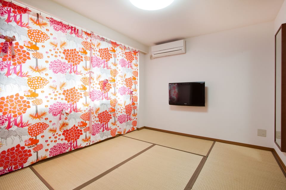 Traditional Triple Room | Desk, laptop workspace, blackout drapes, free WiFi