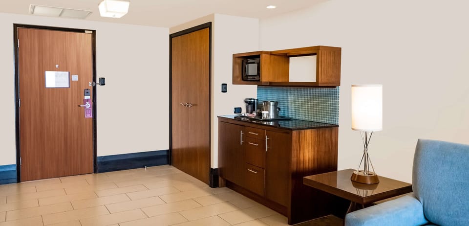 Deluxe Studio Suite, 1 King Bed | Private kitchen