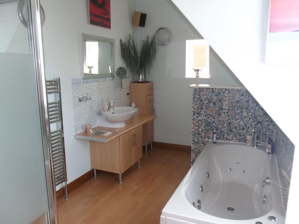 Romantic Double Room (Spa 2) | Bathroom | Free toiletries, hair dryer, bathrobes, towels