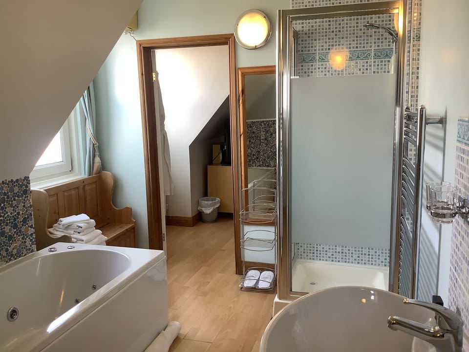 Romantic Double Room (Spa 2) | Bathroom amenities | Free toiletries, hair dryer, bathrobes, towels