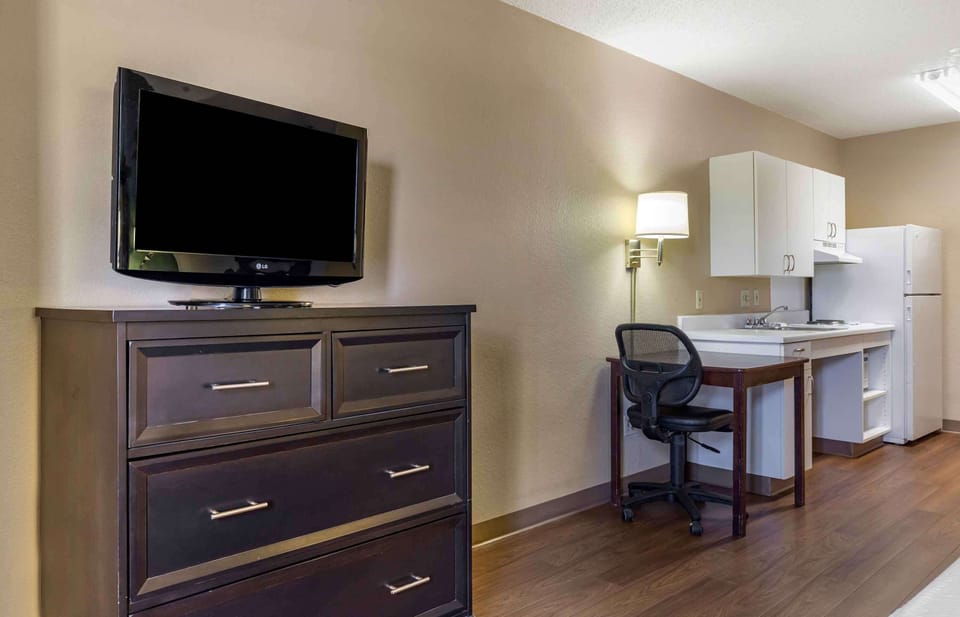 Studio, 1 Queen Bed, Non Smoking | Desk, iron/ironing board, free WiFi, bed sheets