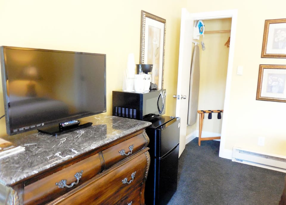 Standard Room, 1 Queen Bed | Room amenity