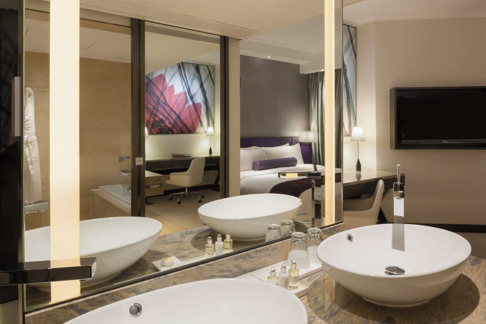 Continental Superior Suite with The Continental Club Lounge Access | Bathroom | Free toiletries, hair dryer, bathrobes, slippers