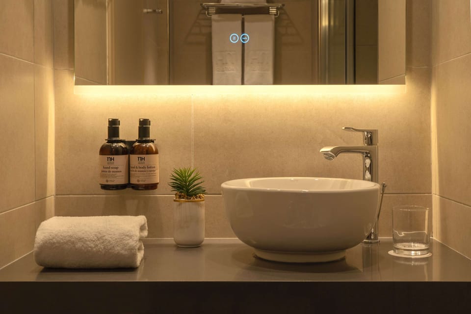 Standard Room | Bathroom | Combined shower/tub, eco-friendly toiletries, hair dryer, towels