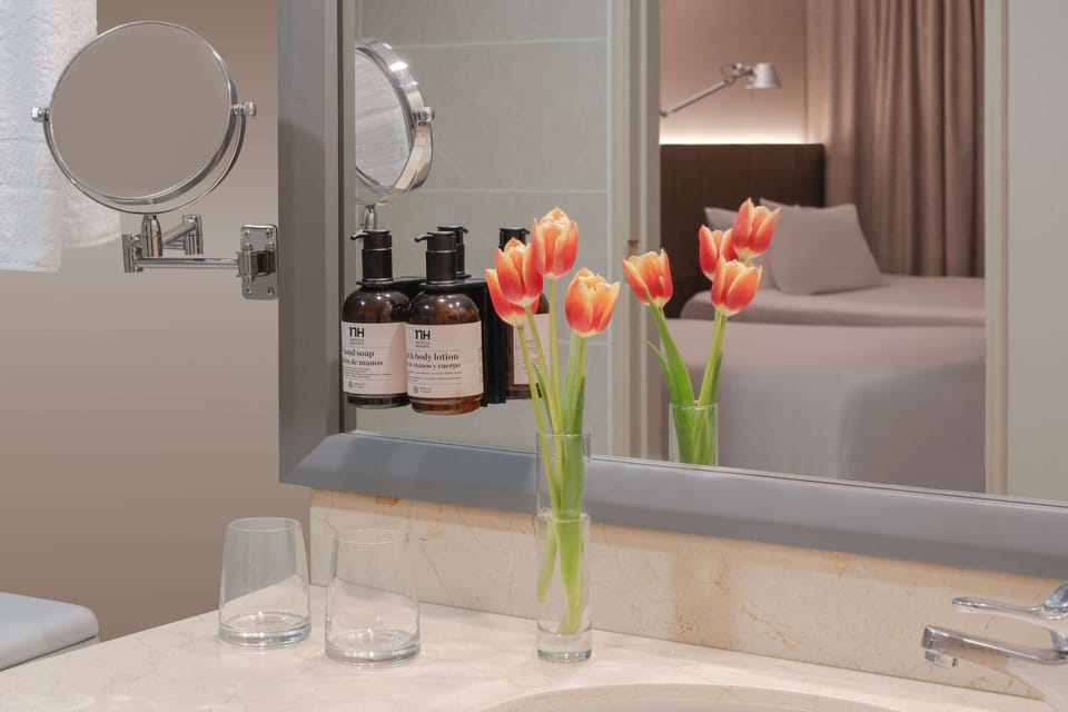 Combined shower/tub, eco-friendly toiletries, hair dryer, towels