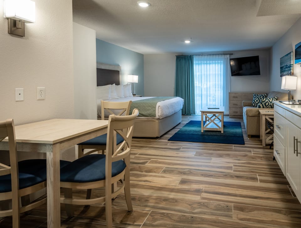 Studio Suite, 1 King Bed with Sofa bed | In-room safe, iron/ironing board, WiFi, bed sheets