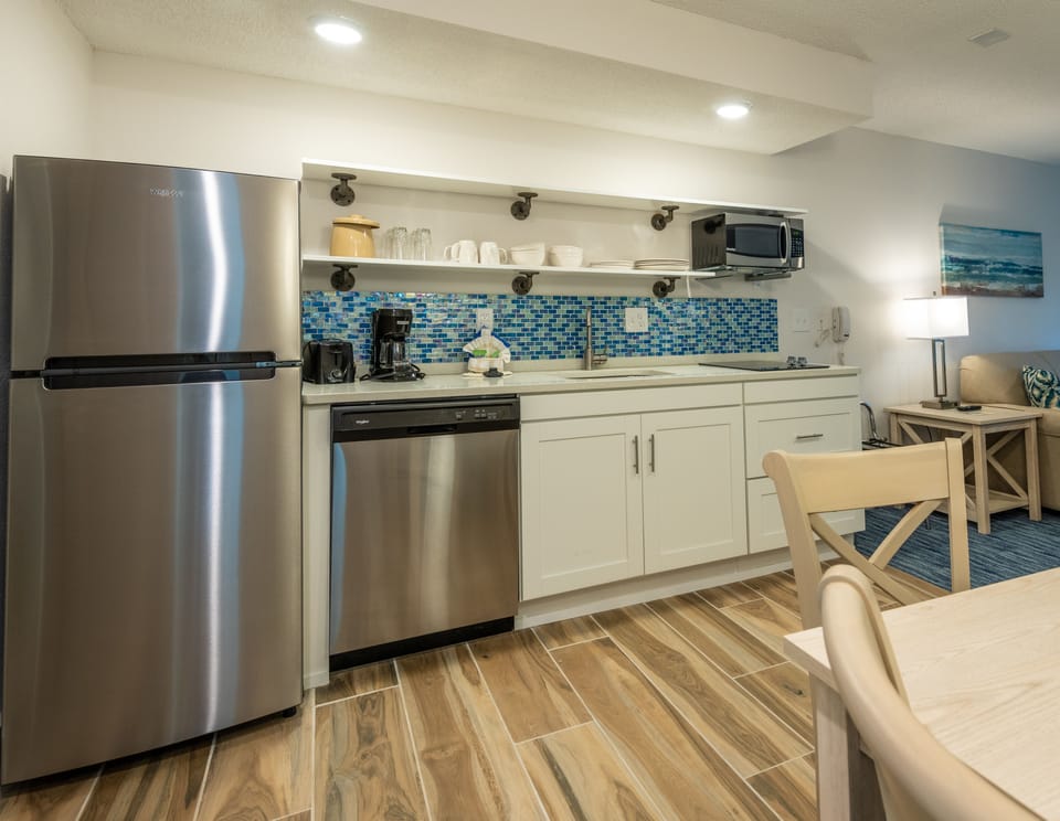 Coffee/tea maker, full-size fridge, microwave, stovetop