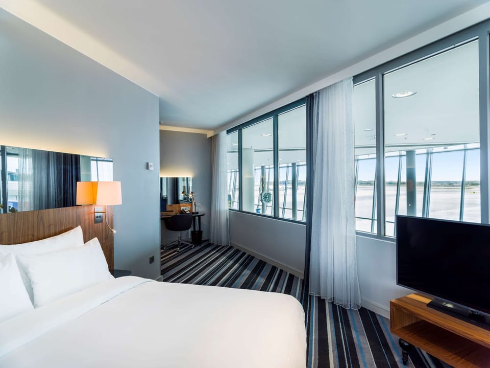 Junior Suite (Runway View) | Hypo-allergenic bedding, minibar, in-room safe, desk