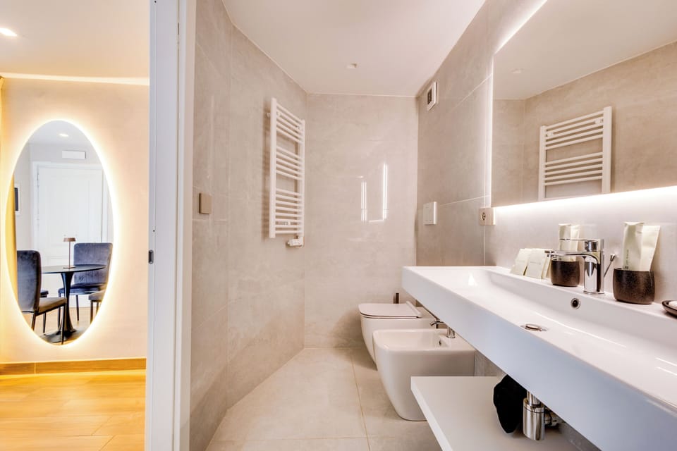 Suite Terrace Panoramic View | Bathroom | Shower, rainfall showerhead, designer toiletries, hair dryer