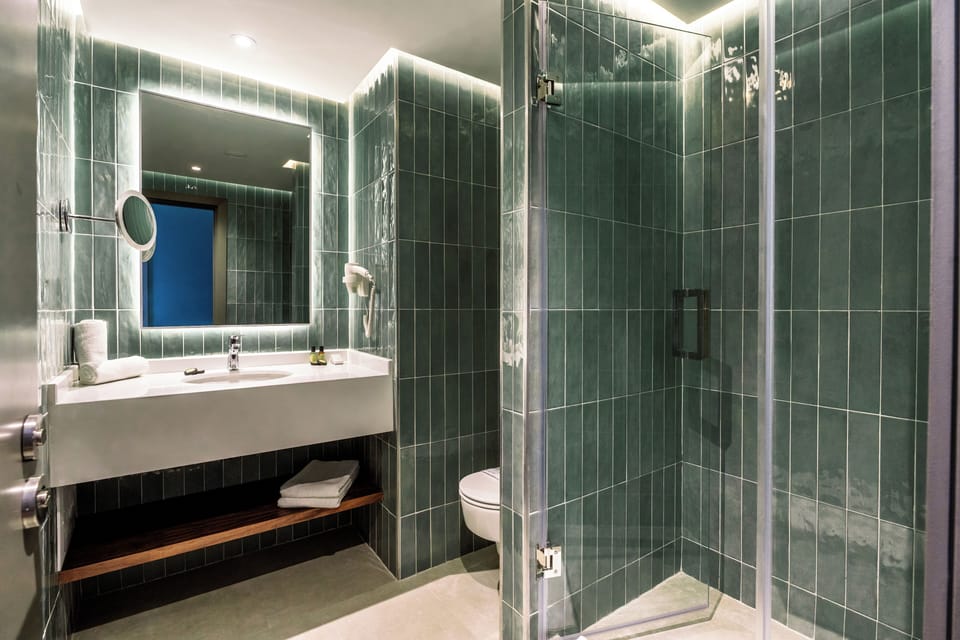 Superior Room, 2 Twin Beds | Bathroom | Eco-friendly toiletries, hair dryer, towels