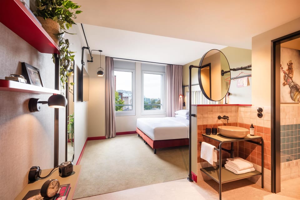 Deluxe Room, 1 King Bed | Free minibar, in-room safe, desk, soundproofing