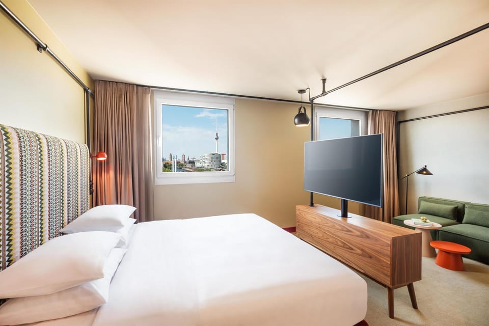 Premium Room, 1 King Bed | Free minibar, in-room safe, desk, soundproofing