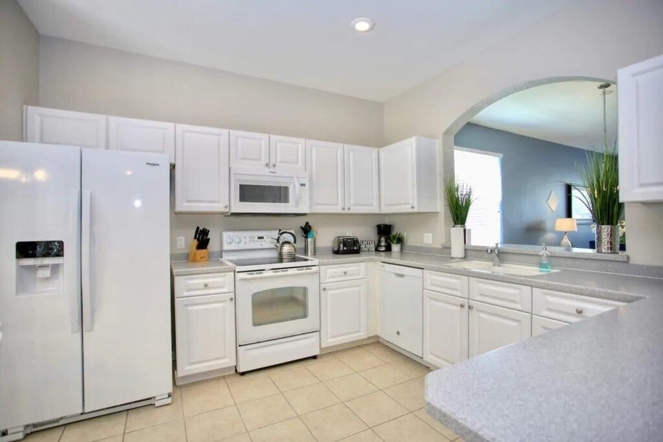 Fully Stocked Kitchen