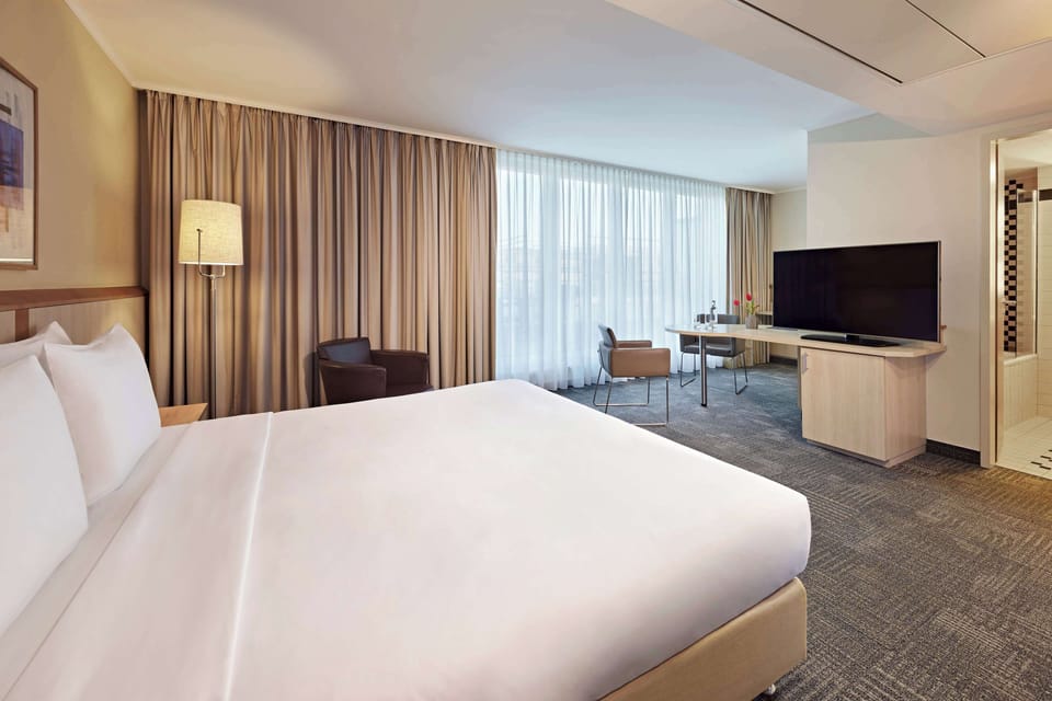 Deluxe Room, 1 Queen Bed, Balcony | Hypo-allergenic bedding, pillowtop beds, in-room safe, desk
