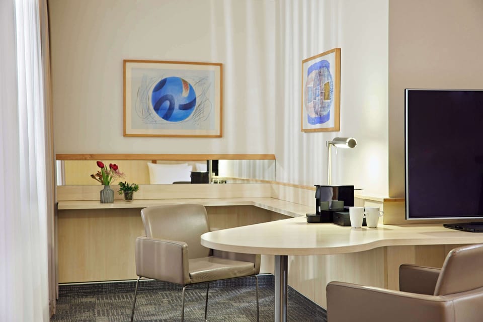 Deluxe Room, 1 Queen Bed, Balcony | Hypo-allergenic bedding, pillowtop beds, in-room safe, desk