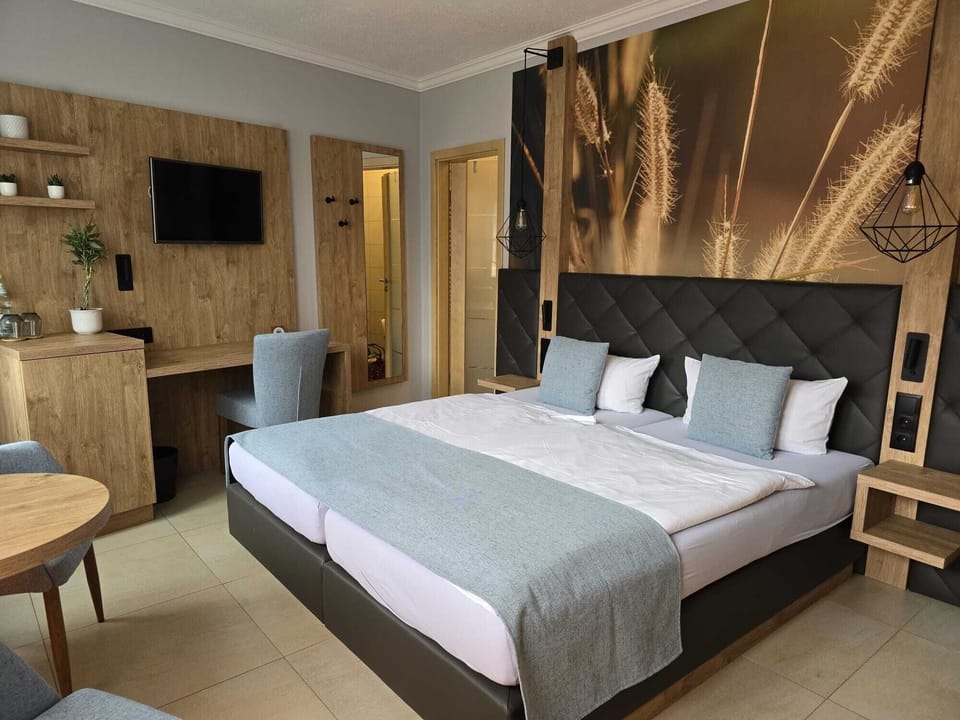 Premium bedding, in-room safe, individually decorated