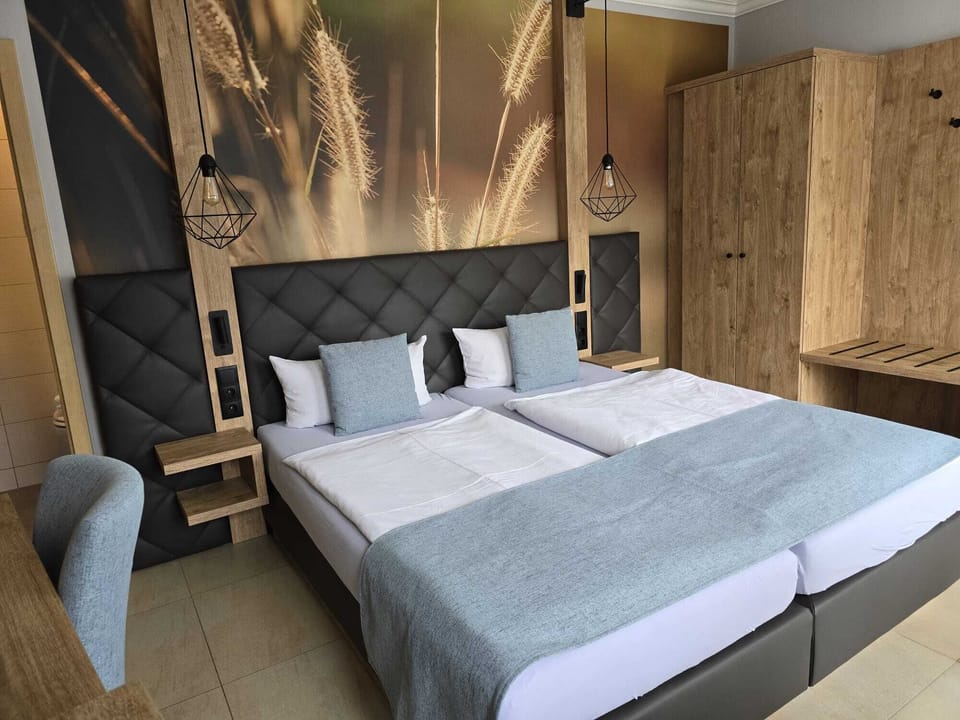 Premium bedding, in-room safe, individually decorated