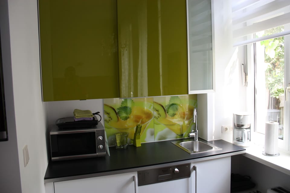 Studio | Private kitchenette | Fridge, microwave, stovetop, coffee/tea maker
