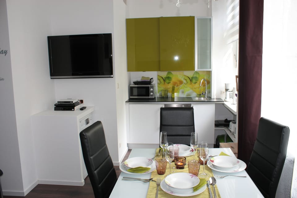 Studio | Private kitchen | Fridge, microwave, stovetop, coffee/tea maker