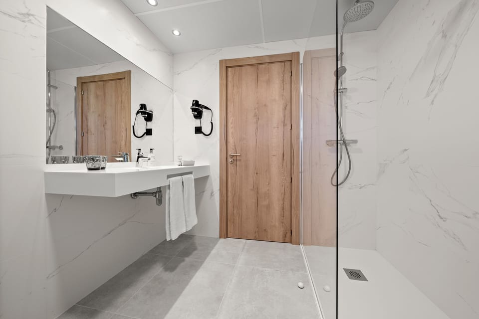 Bathtub, deep soaking tub, hair dryer, bidet