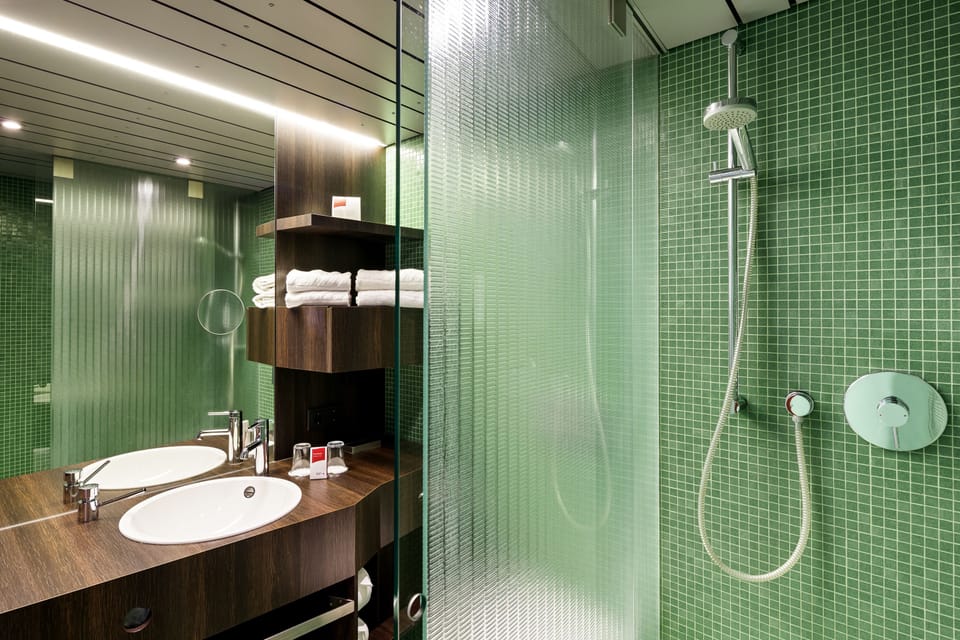 Premium Room | Bathroom | Shower, hair dryer, towels