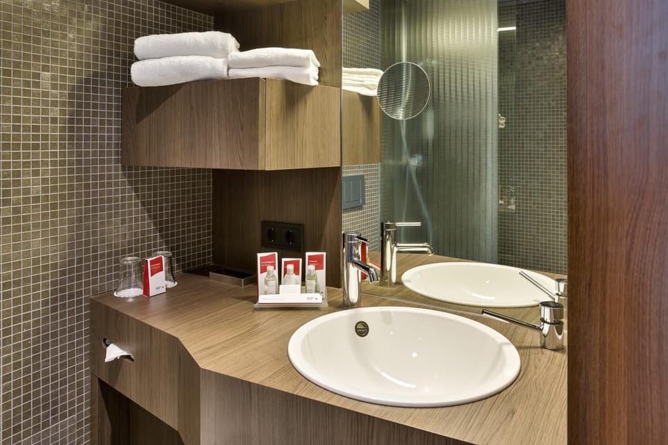 Premium Room | Bathroom | Shower, hair dryer, towels