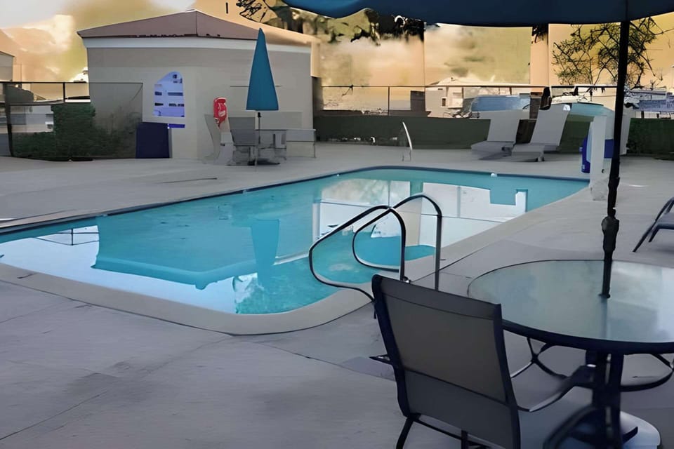 Outdoor pool, open 10:00 AM to 6:00 PM, sun loungers