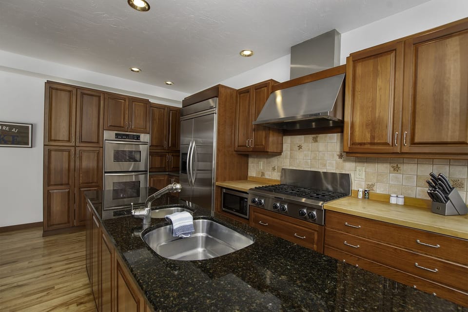 Kitchen, Calphalon pots and pans, plenty of utensils, Corning bakeware