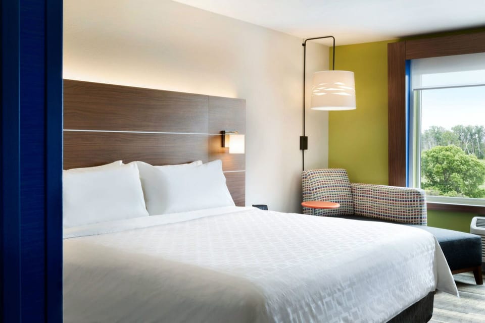 Egyptian cotton sheets, premium bedding, in-room safe, desk