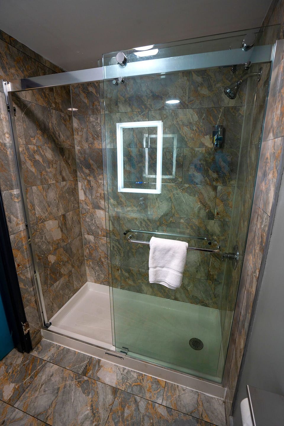 Two Double Full Size Beds | Bathroom | Combined shower/tub, free toiletries, hair dryer, towels