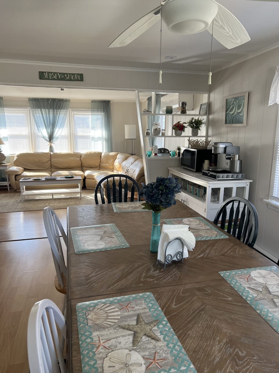 Eat-in kitchen with large table