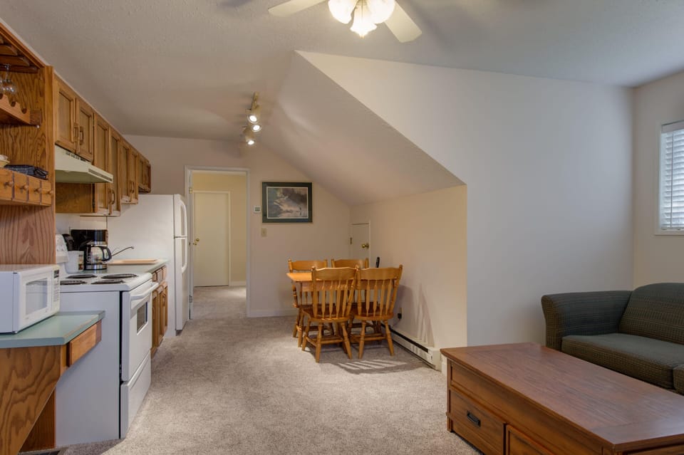 Carriage House Suite | Living room | 42-inch TV with cable channels, fireplace