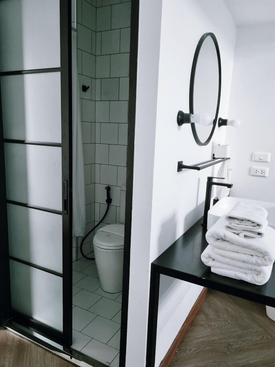Chimpanzee Bathpod Double bed and Bathtup | Bathroom | Hair dryer, bidet, towels, soap