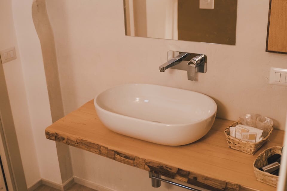 Quadruple Room (Dimora Rosa) | Bathroom | Shower, eco-friendly toiletries, hair dryer, towels