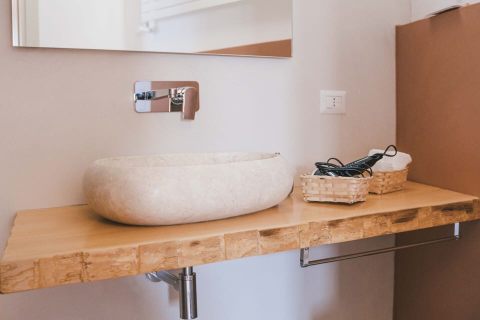 Double Room (Dimora Vite) | Bathroom | Shower, eco-friendly toiletries, hair dryer, towels