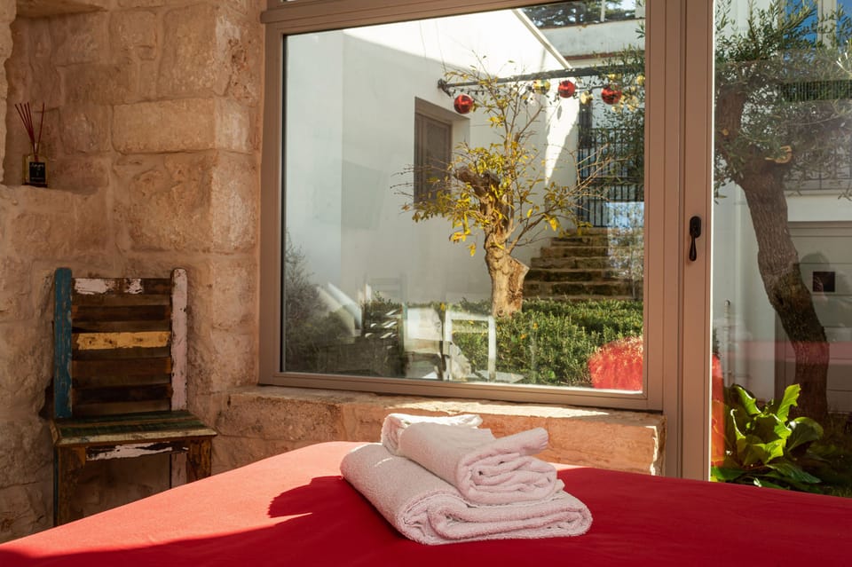 Double Room, Kitchenette (Dimora Melograno) | Down comforters, travel crib, WiFi (free), bed sheets