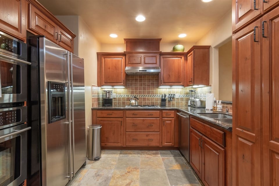 This fully equipped kitchen has all of the necessities to prepare a nice meal!