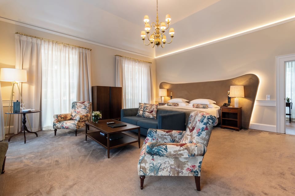 Junior Suite | Hypo-allergenic bedding available, minibar, in-room safe, desk