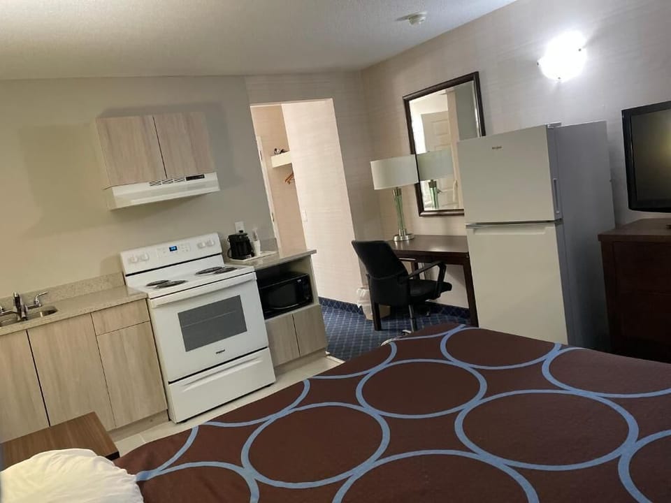 Coffee/tea maker, fridge, microwave