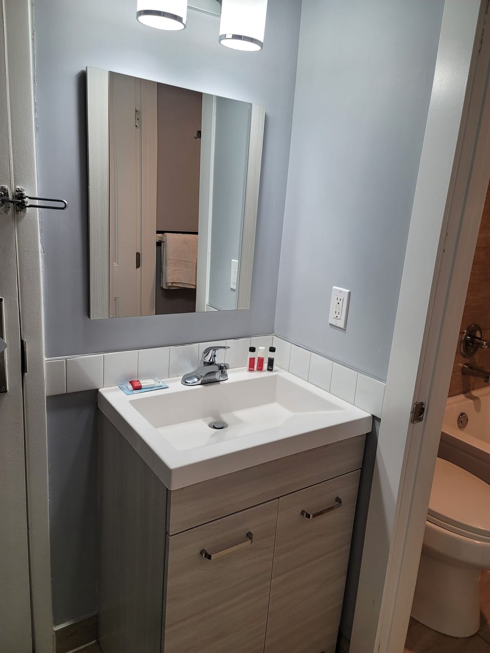 Combined shower/tub, free toiletries, hair dryer, towels
